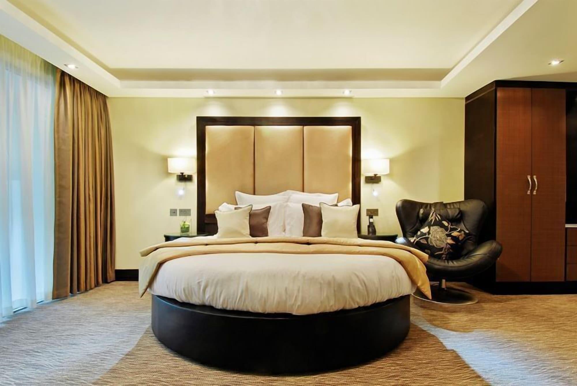 Montcalm Mayfair, Autograph Collection London Bilik gambar A bedroom at the Taj Bengal